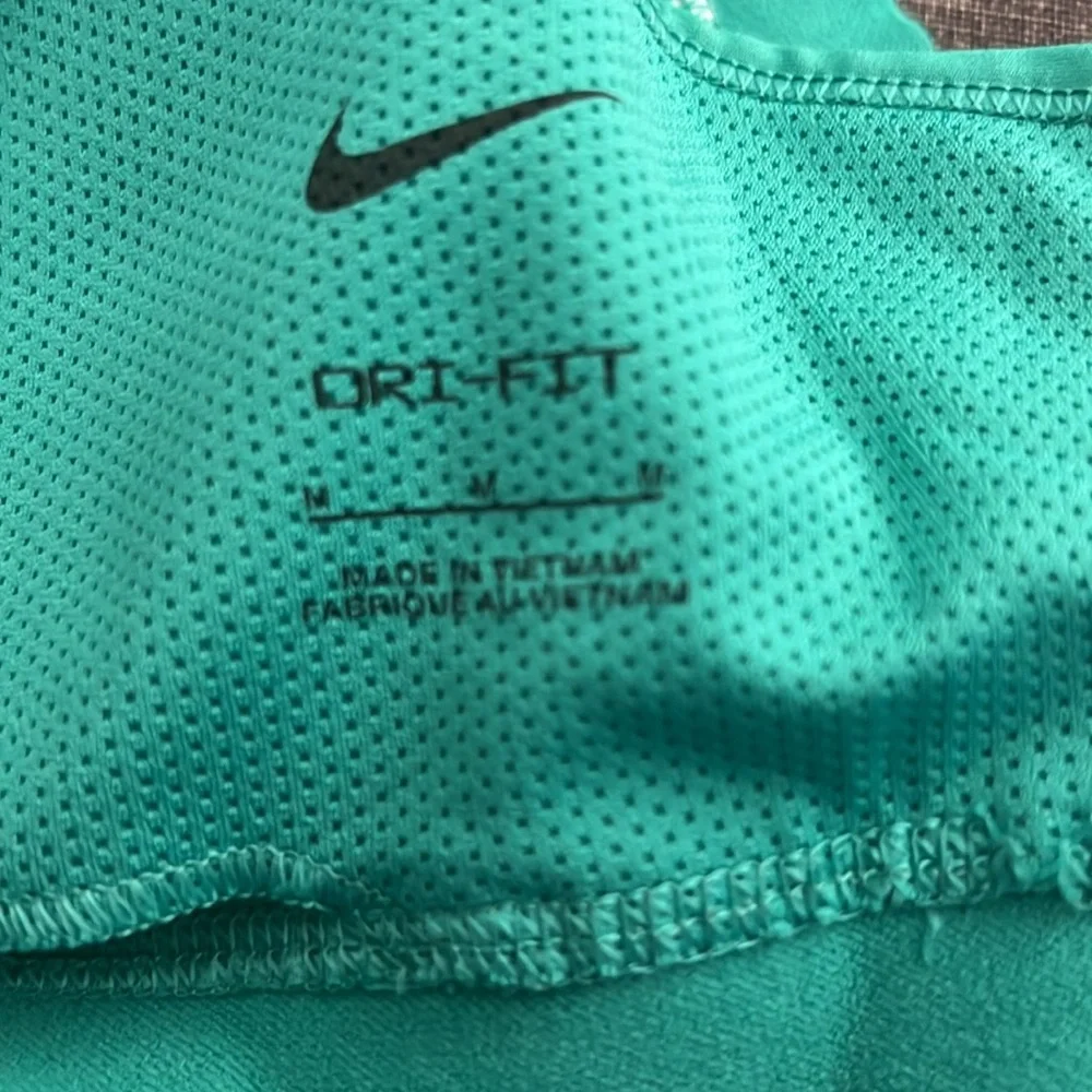 Nike sports bra w/ pads, size M, green & white, like new condition - Picture 3 of 3